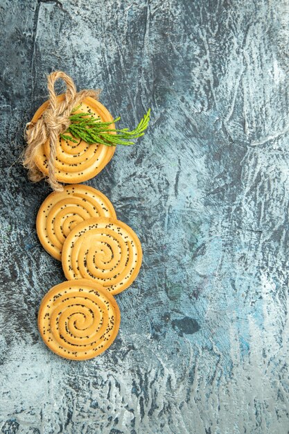 Cookies de vista de cima amarrados com cordas de biscoitos no espaço livre de superfície cinza