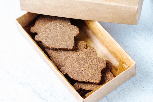 Cookies de vista lateral em uma caixa