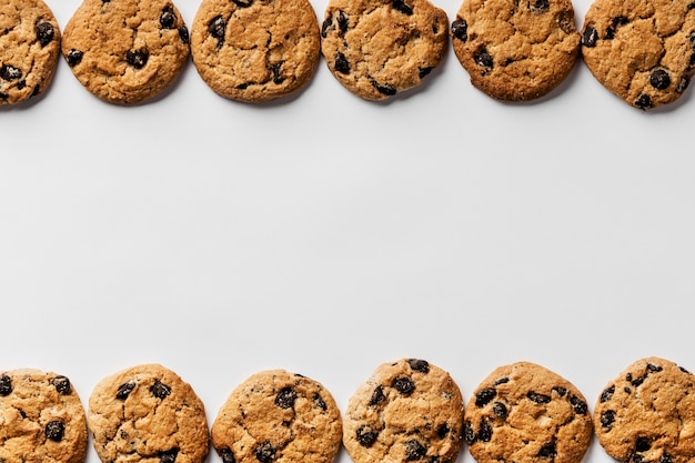 Foto grátis cookies deliciosos em linha com espaço de cópia