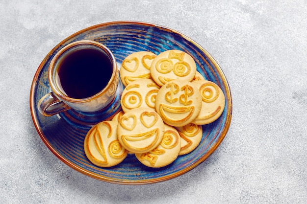 Cookies divertidos de emoções diferentes, biscoitos sorridentes e tristes
