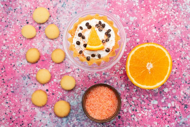 Cookies e bolo com laranja metade na superfície brilhante biscoito biscoito bolo de frutas doce