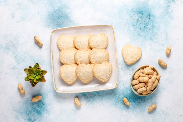 Cookies em forma de coração com amendoim.