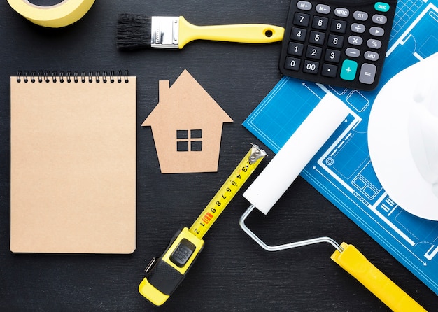 Foto grátis cópia azul de uma casa com ferramentas e bloco de notas vazio