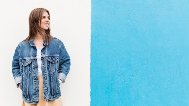 Foto grátis cópia-espaço feminino posando