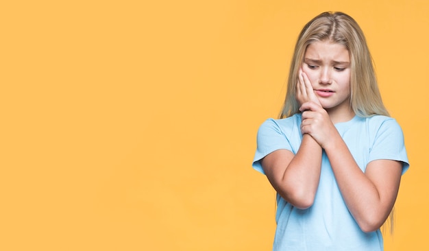 Foto grátis cópia-espaço menina com dor de dente