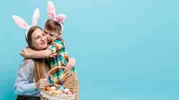 Foto grátis cópia-espaço menino abraçando a mãe