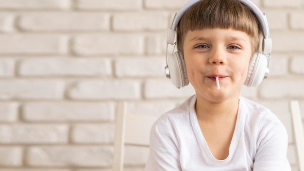 Foto grátis cópia-espaço menino ouvindo música