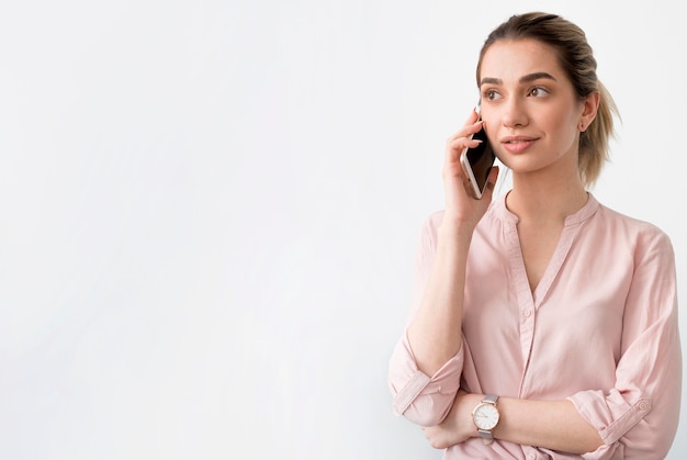 Foto grátis cópia-espaço mulher falando por telefone