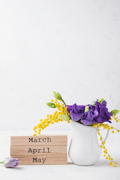 Cópia-espaço primavera meses e flores em vaso