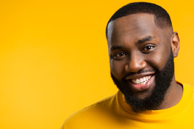 Foto grátis cópia-espaço sorridente jovem