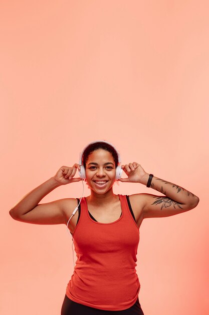 Foto grátis cópia-espaço sorridente mulher com fones de ouvido