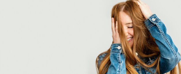 Copie espaço mulher com as mãos no cabelo