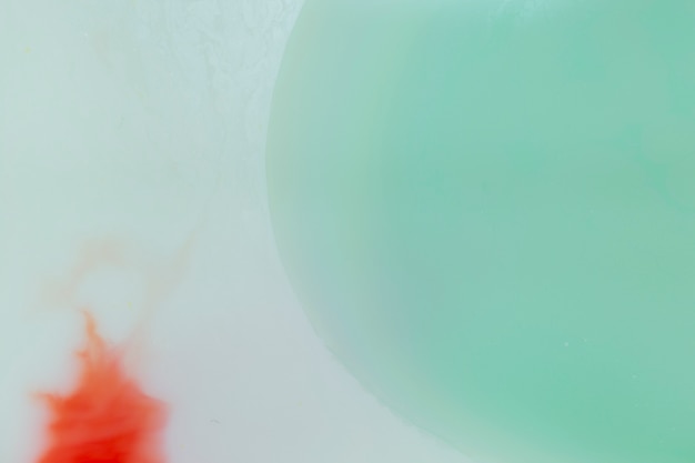 Foto grátis copie o espaço abstrato azul com splash vermelho