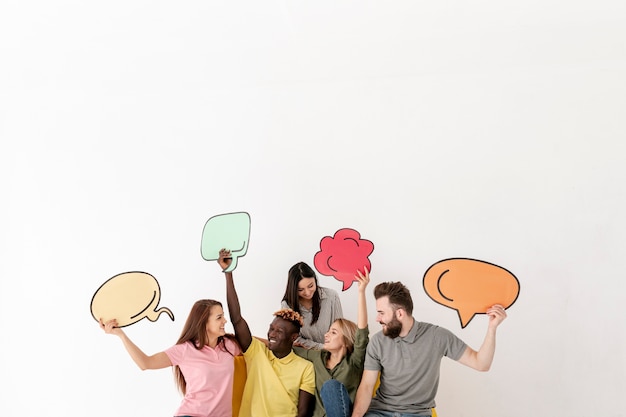 Foto grátis copie o espaço amigos olhando um ao outro com bolha de bate-papo