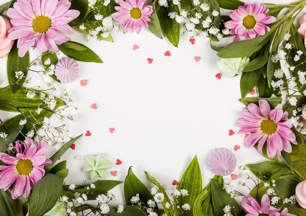 Copie o espaço cercado por flores e folhas cor de rosa