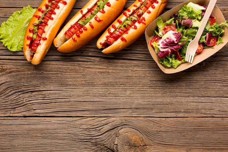 Foto grátis copie o espaço com salada e cachorro-quente