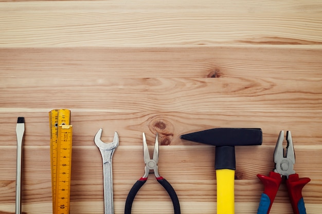 Copie o espaço das ferramentas de trabalho na madeira