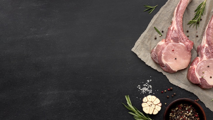 Foto grátis copie o espaço de carne crua no papel manteiga
