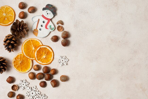 Copie o espaço laranja, castanhas e cones na mesa