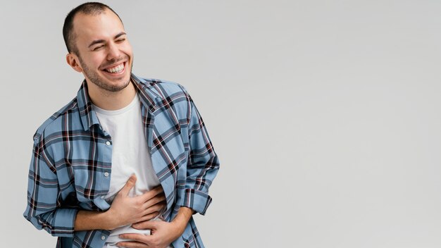 Copie o homem do espaço rindo