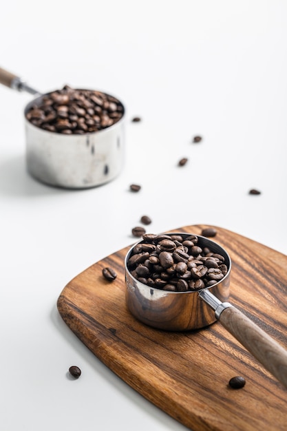 Foto grátis copo alto com grãos de café