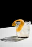 Foto grátis copo cheio de coquetel de bebida alcoólica e casca de limão