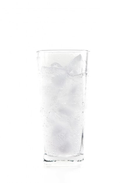 Copo de água mineral com água gelada