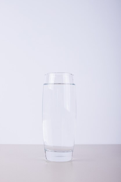 Copo de água pura em branco.