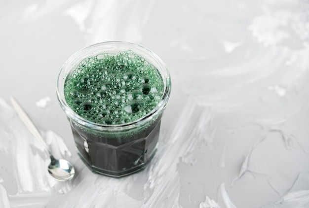Copo de alta vista de delicioso smoothie e colher