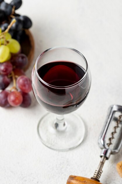 Copo de alto ângulo com vinho tinto