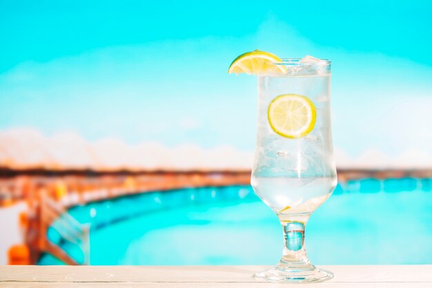 Copo de bebida fresca e saborosa de verão com limão