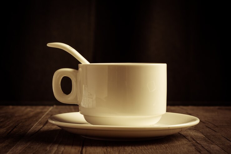 Foto grátis copo de café com colher de chá e pires