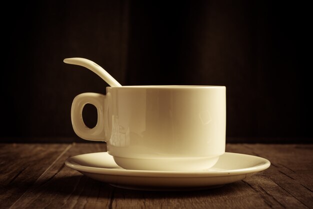 Copo de café com colher de chá e pires
