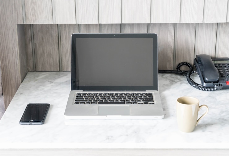 Foto grátis copo de café com laptop e bela decoração de mesa de luxo no interior da sala para o fundo