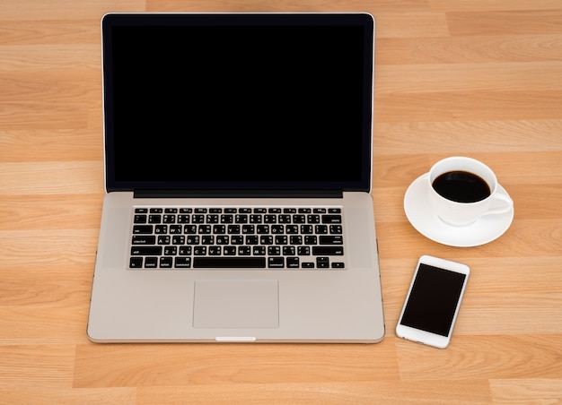 Copo de café com laptop e smartphones