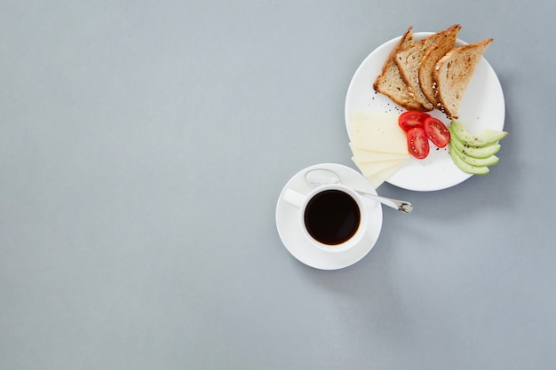 Foto grátis copo de café e torradas