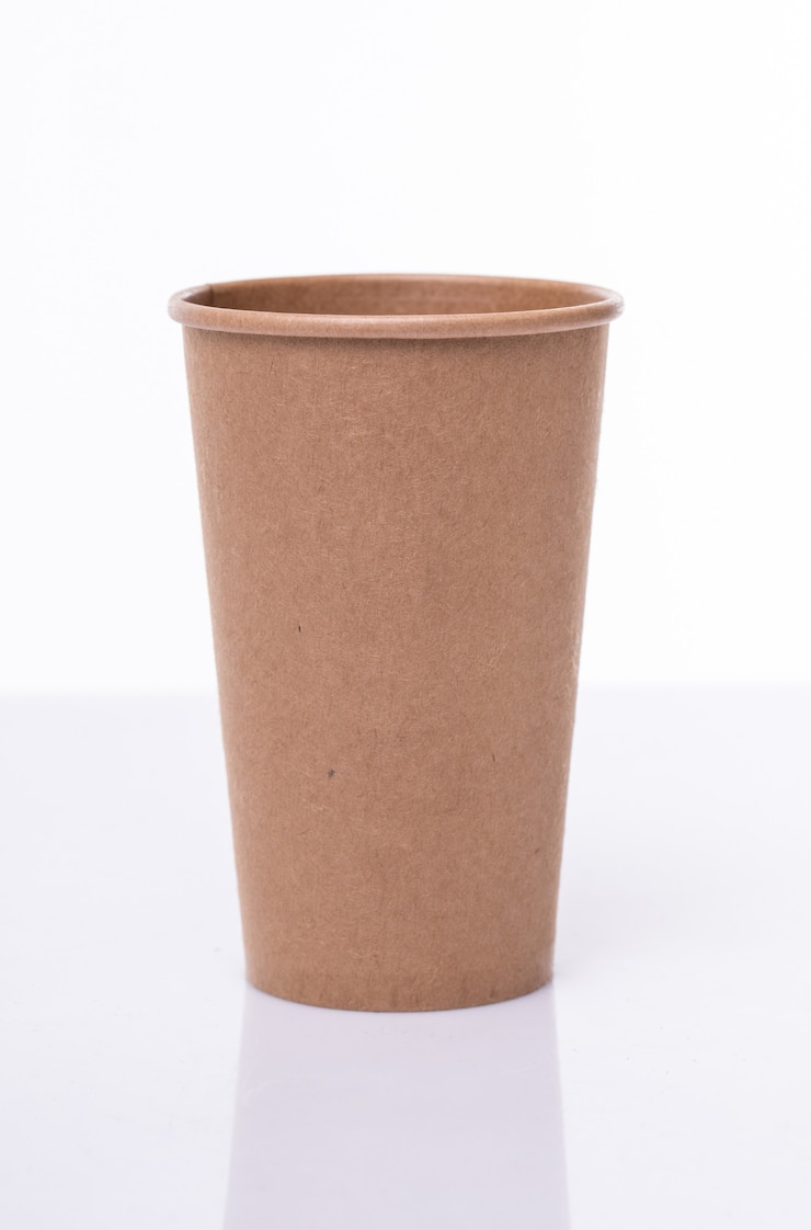 Foto grátis copo de café marrom de papel aberto isolado no branco