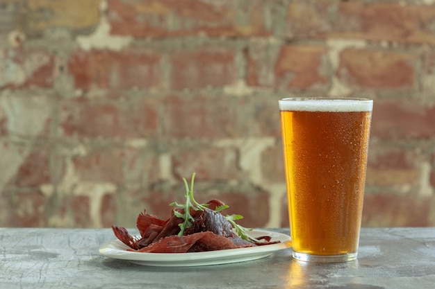 Copo de cerveja light na mesa de pedra