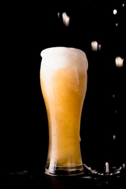 Copo de Cerveja na frente de fundo preto