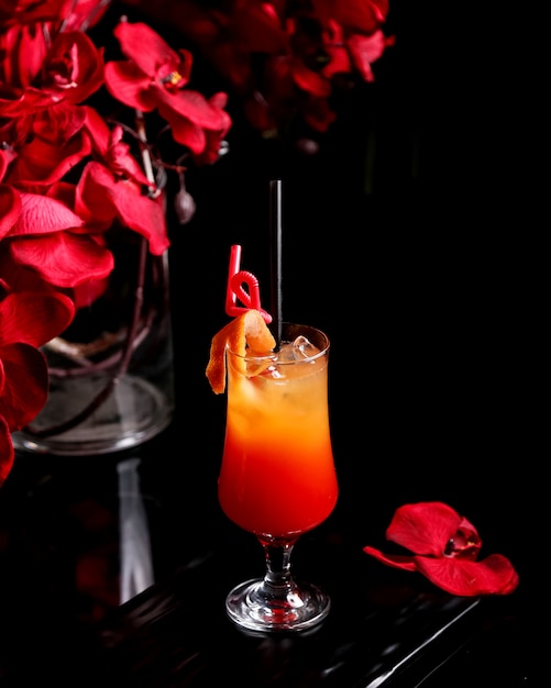 Foto grátis copo de coquetel cítrico decorado com raspas de laranja