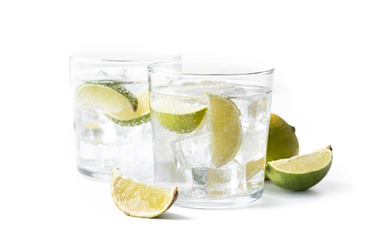 Foto grátis copo de coquetel tónico de vodca isolado em fundo branco