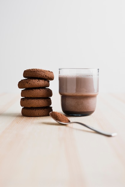 Copo de leite com chocolate com biscoitos