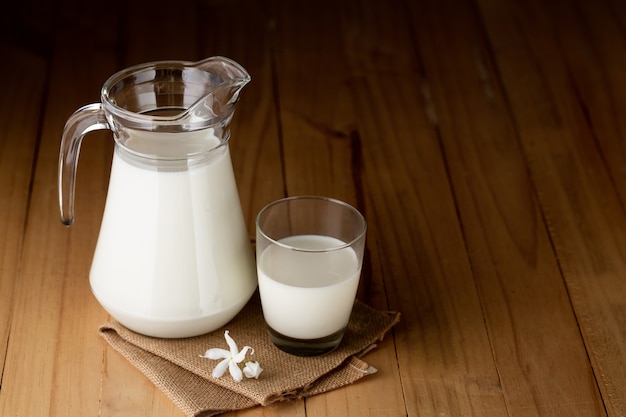 Foto grátis copo de leite e jarro de leite