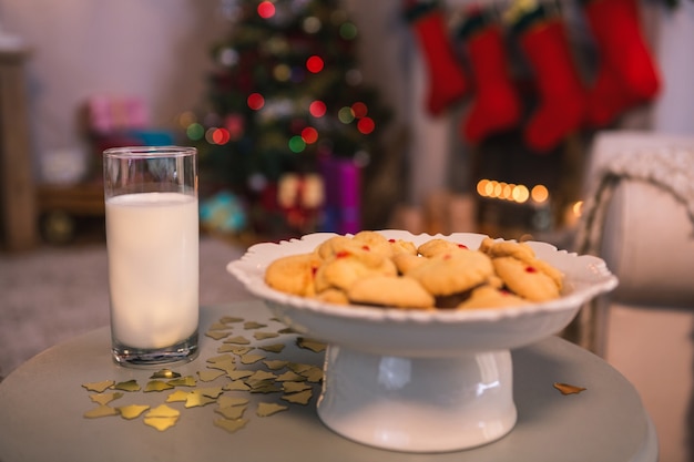 Copo de leite e um prato de biscoitos