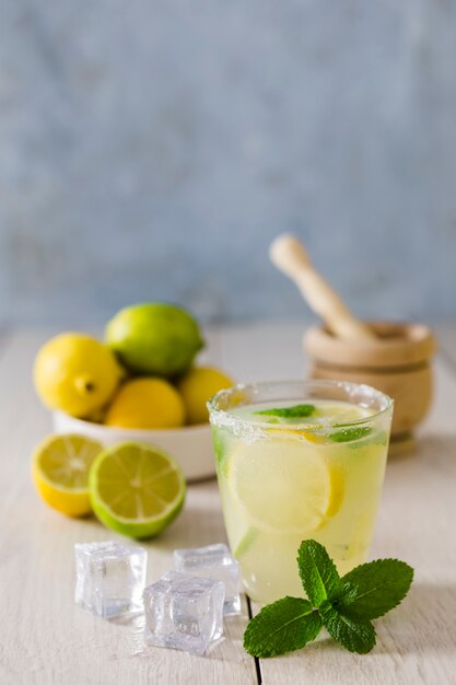 Copo de limonada com cubos de gelo