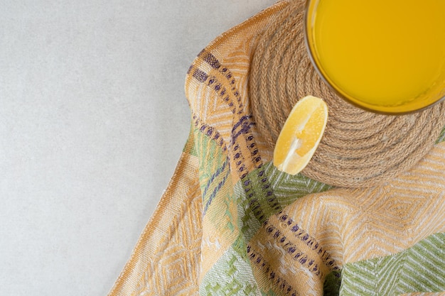 Copo de limonada com rodela de limão na toalha de mesa