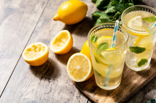 Copo de limonada fresca na mesa de madeira