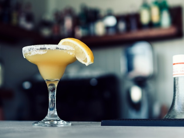 Foto grátis copo de martini de bebida na mesa