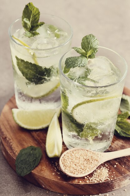 Copo de mojito com ingredientes