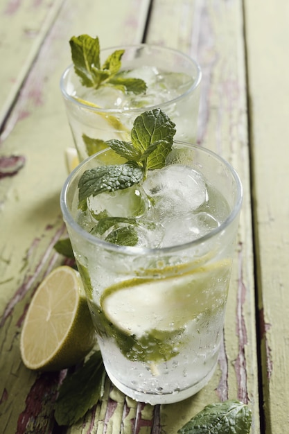 Copo de mojito com ingredientes